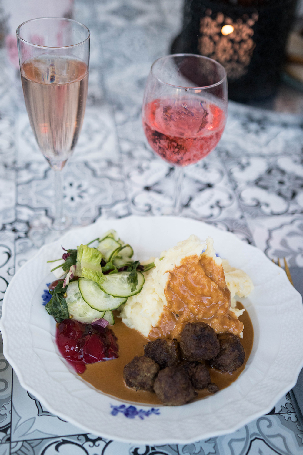 Familjehelg. Ikväll åt vi middag hemma hos min sambos mamma. Potatismos med köttbullar och brunsås.