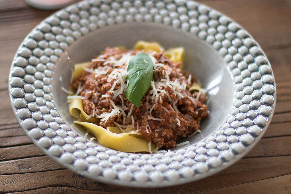 spagetti och köttfärssås på mateus tallrikar på en fullspäckad dag