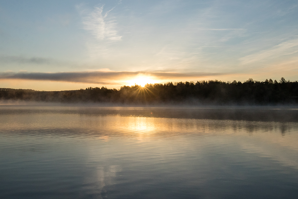 Soluppgången över sjön i Baldersnäs