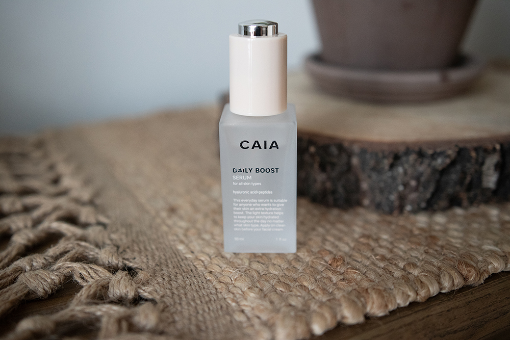 Recension av Caia Cosmetics Daily Boost Serum