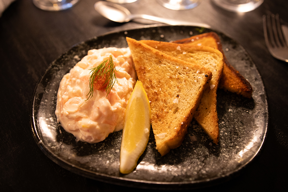 Blå Elefanten på Österlen
Toast Skagen - Klassisk Toast Skagen som toppas med stenbitsrom och dill.
Serveras med smörstekt toast.