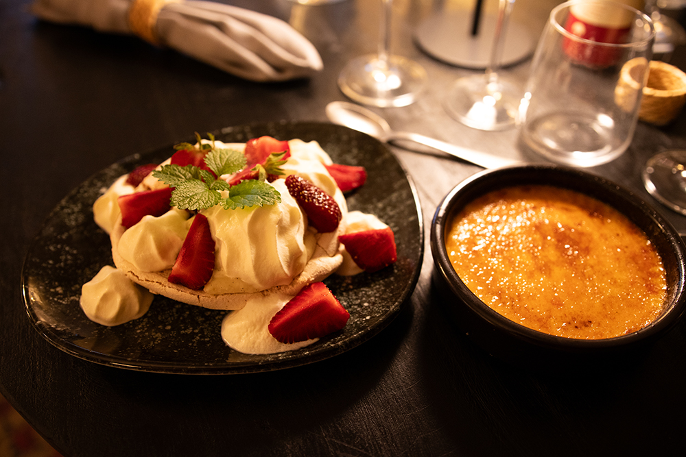 Blå Elefanten på Österlen
Jordgubbspavlova - Seg maräng med hemkokt jordgubbssylt och vaniljkräm. Toppas med vispad grädde och jordgubbar. Crème Brûlée - Klassiskt med vaniljstång och knäckigt täcke.
